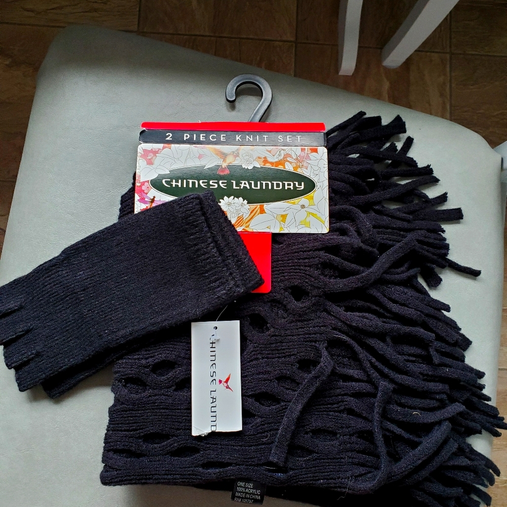 Chinese Laundry 2 Piece Black Scarf and glove set